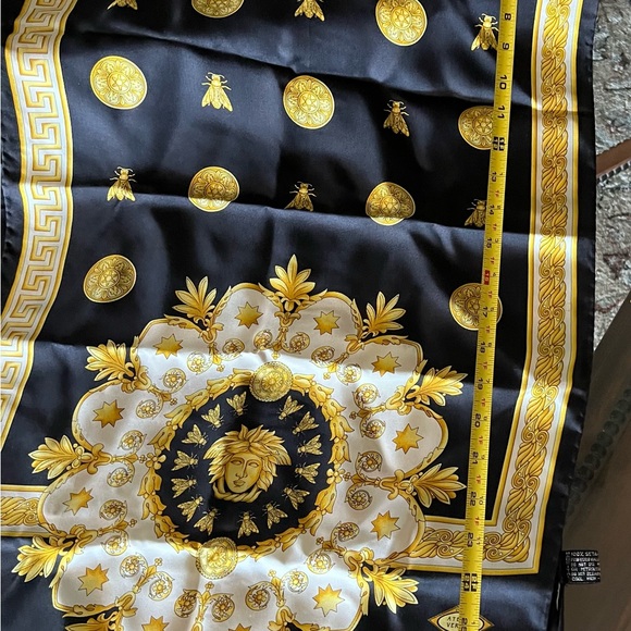 Atelier Versace 100% silk scarf, beautiful! - Picture 5 of 8